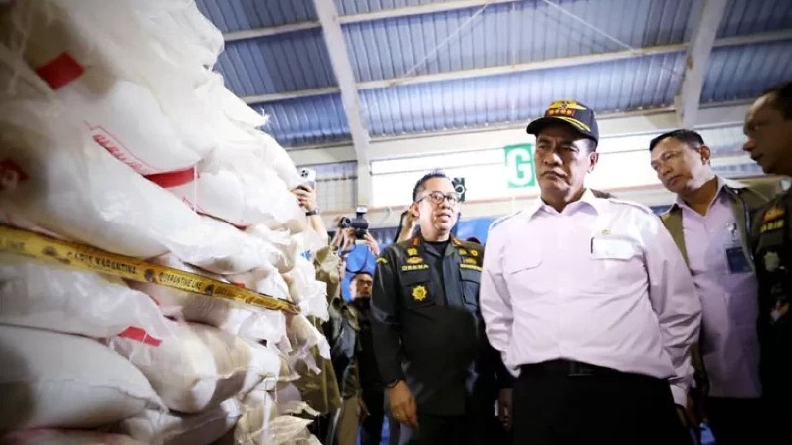 Penyitaan 1.000 Ton Beras Ilegal di Kepulauan Riau oleh Kementerian Pertanian