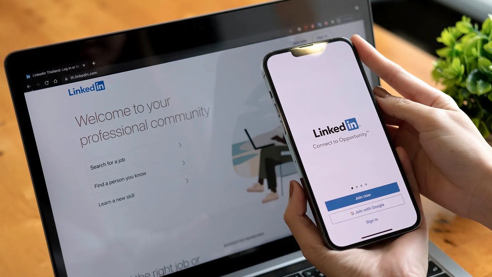 Tingkatkan Kesadaran Terhadap Penipuan Siber di LinkedIn Melalui Komentar Palsu