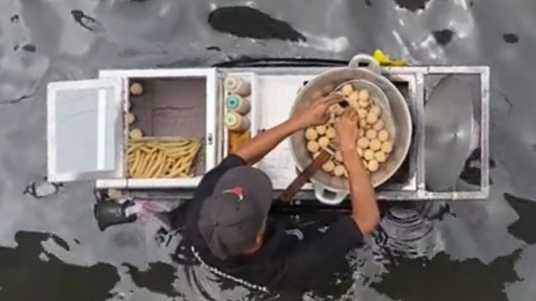 Pantang Libur Meski Banjir, Pedagang Tahu Bulat Ini Tetap Jualan Meski Gerobaknya di Kelilingi Air