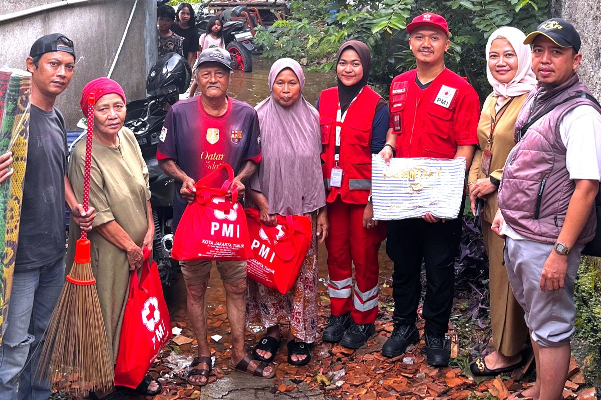 Meski Genangan Telah Surut, PMI Jakarta Timur Sigap Salurkan Bantuan Logistik ke Pulo Gebang