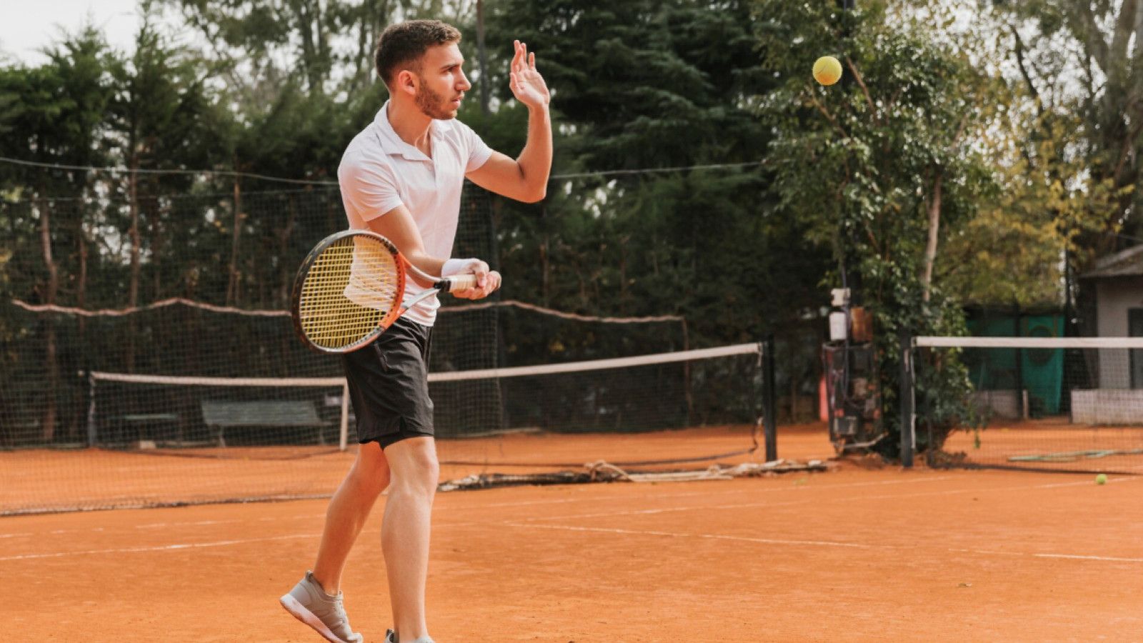 Dasar-dasar Teknik Servis Tenis untuk Pemula yang Perlu Dikuasai