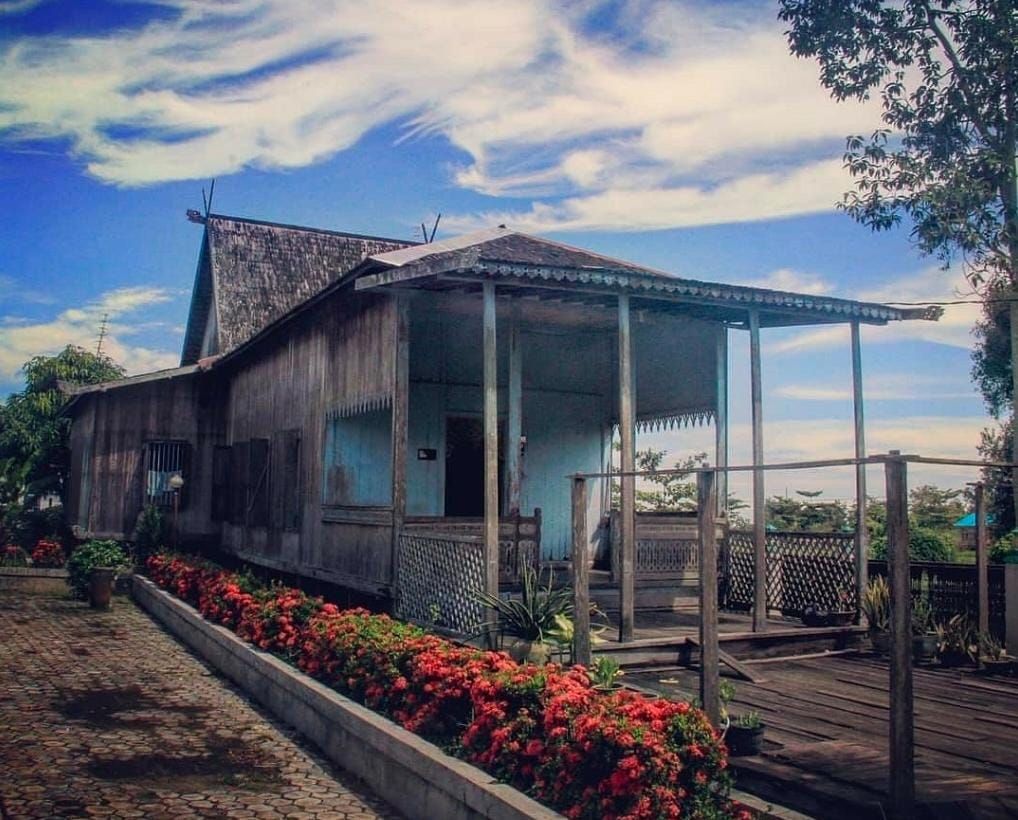 Rumah Adat Banjar: Menelusuri Keunikan Arsitektur dan Filosofi Mendalam