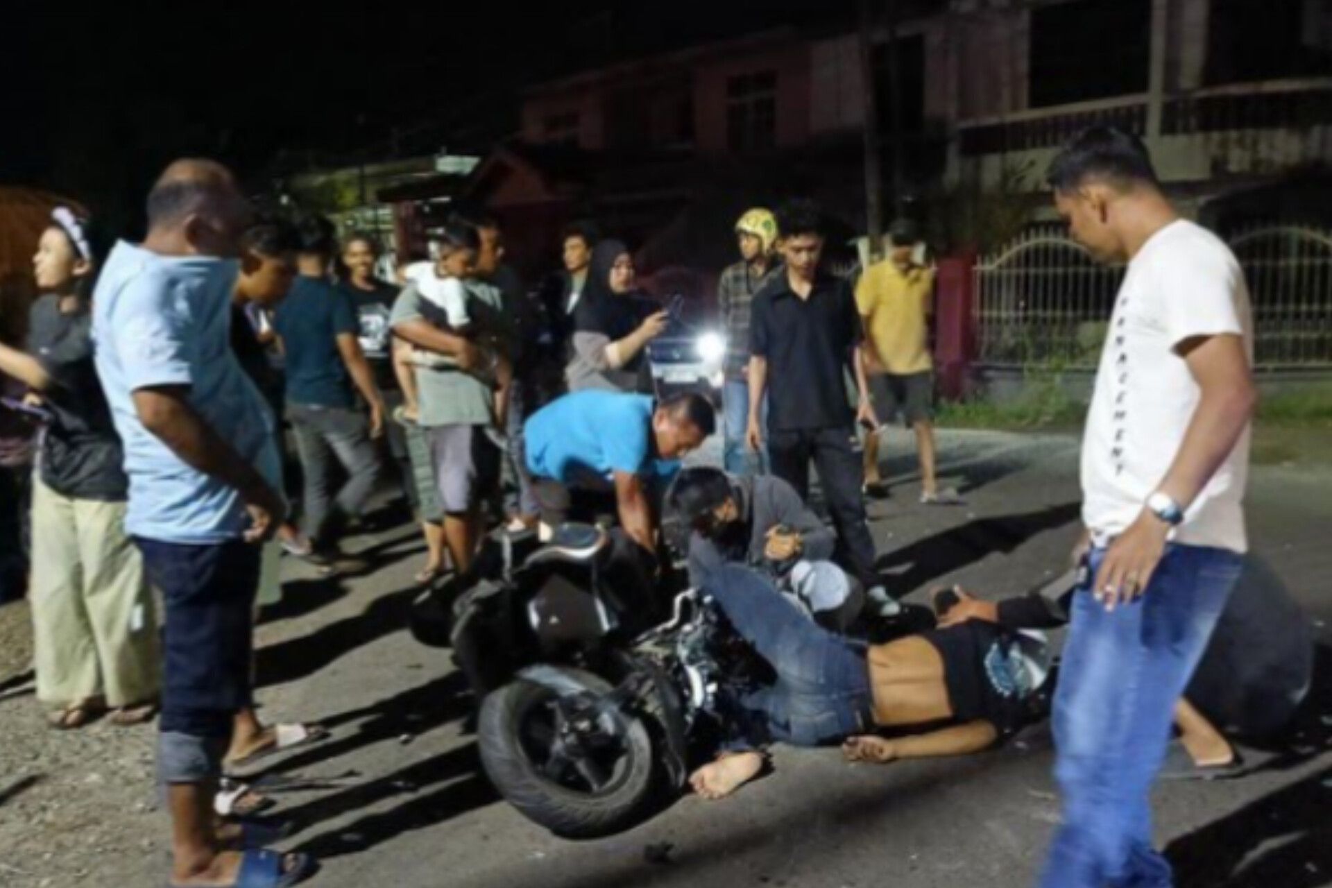 Traffic Light Rusak Picu Kecelakaan di Bone, Pemotor Remaja Tabrak Truk hingga Luka Serius