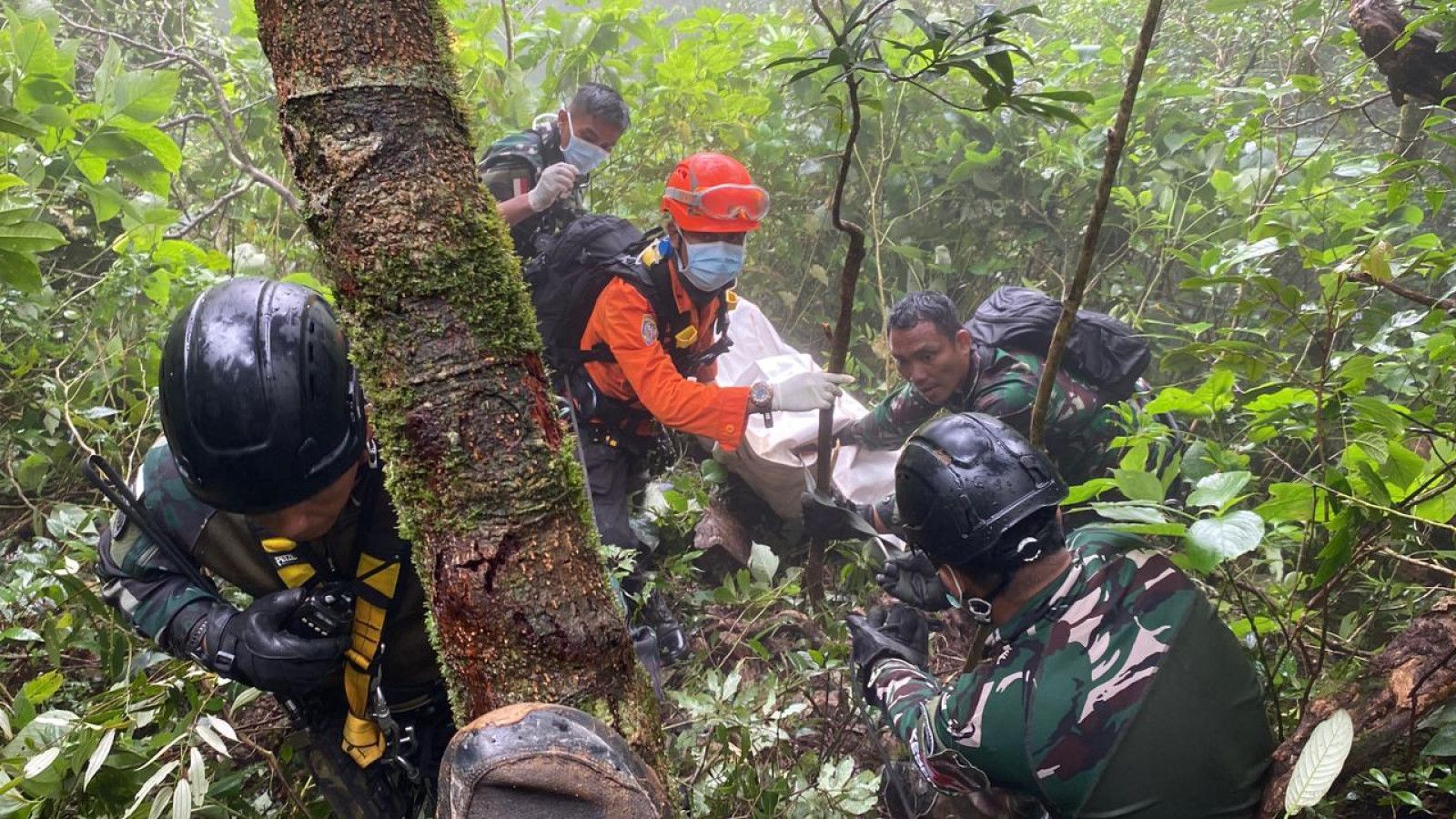 Pencarian Berlanjut: Basarnas Temukan Jenazah dan Bagian Tubuh Korban Pesawat ATR 42-500