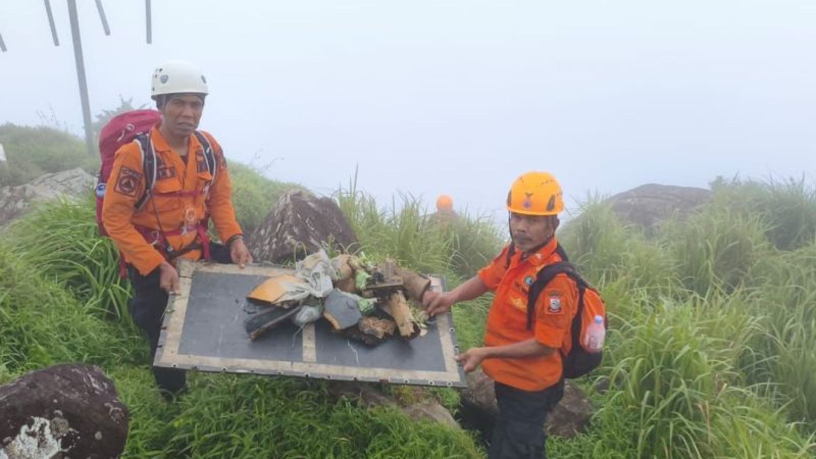 Pengujian Kemanusiaan: Tim SAR Temukan Korban Kecelakaan Pesawat di Pangkep