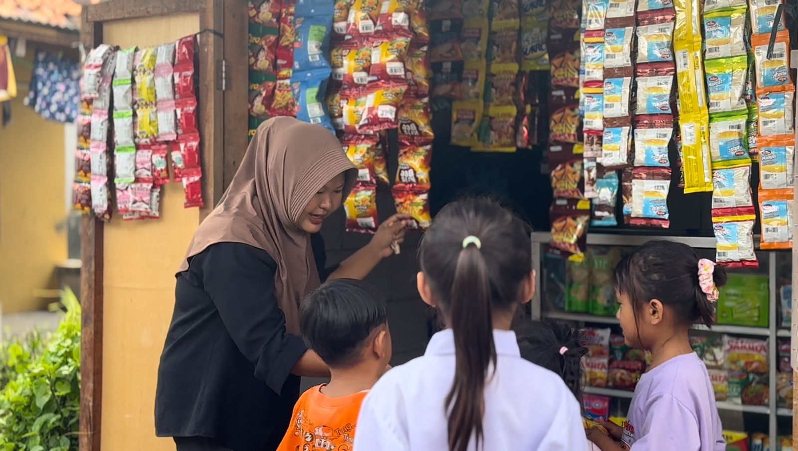 Kisah Marni di Karawang: Rumah yang Dulu Sekadar Tempat Pulang, Kini Jadi Penguat Ekonomi Keluarga