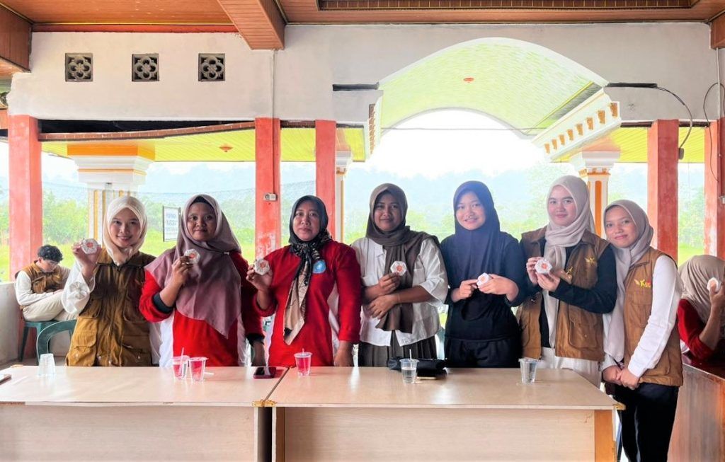Mahasiswa Itera Latih Warga Olah Propolis Jadi Sabun Bernilai Ekonomi