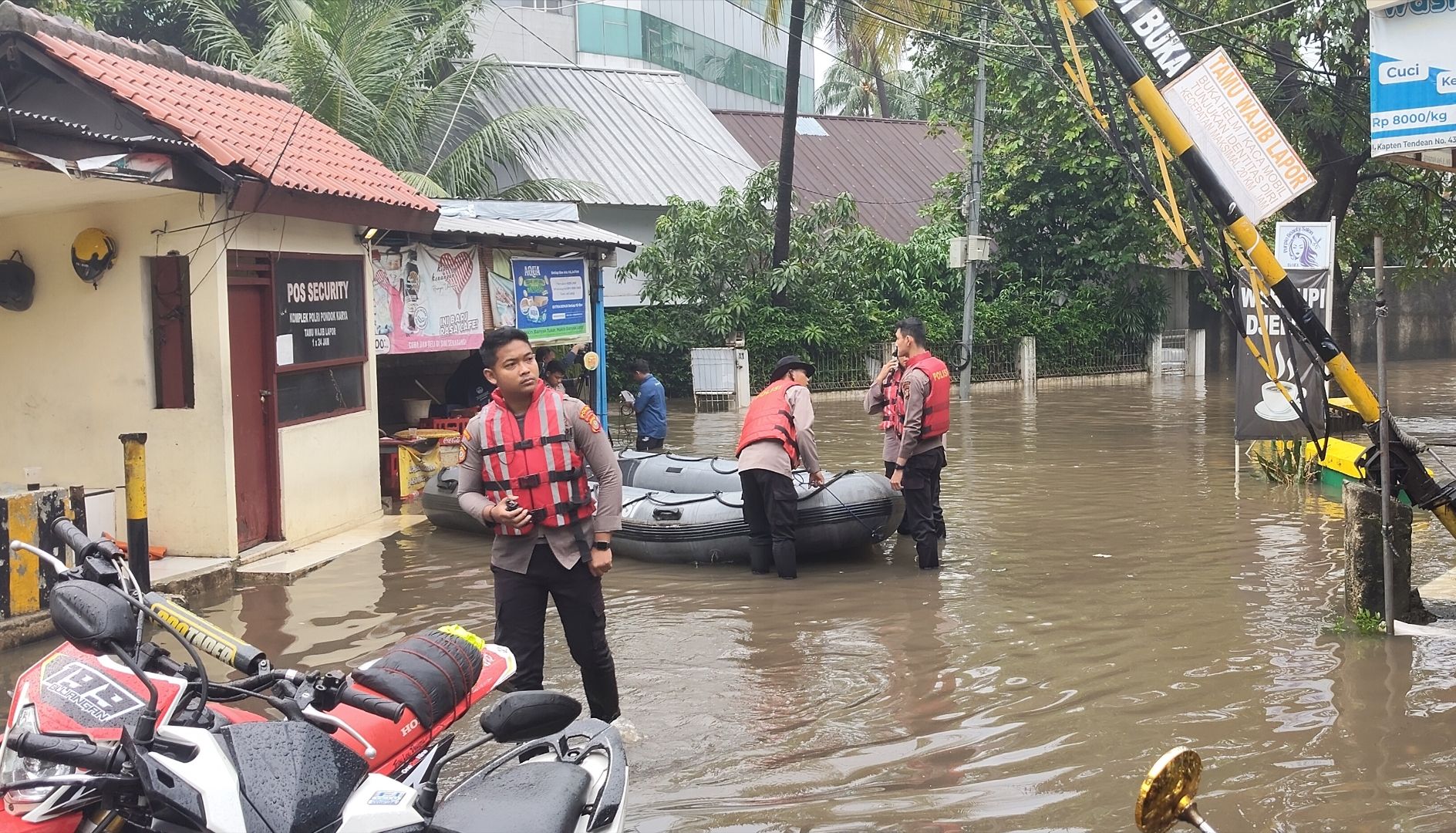 Kompleks Polri Pondok Karya Mampang Tergenang Banjir, Setinggi 60 cm