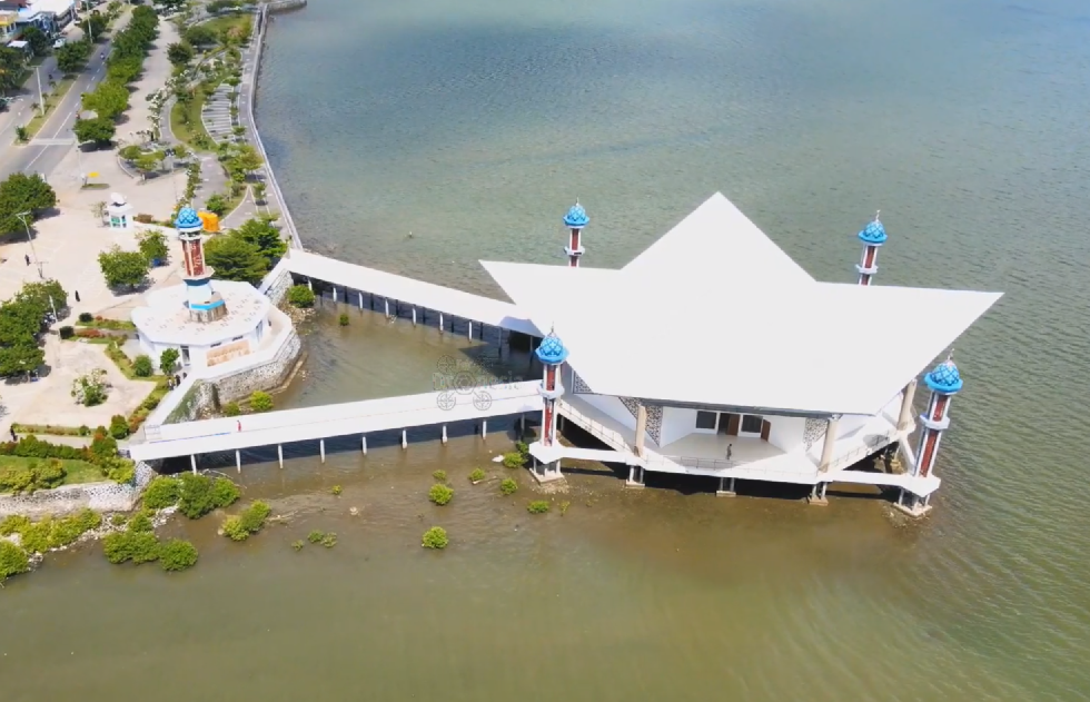 Pesona Masjid Terapung Taman Amahami Kota Bima yang Ikonik