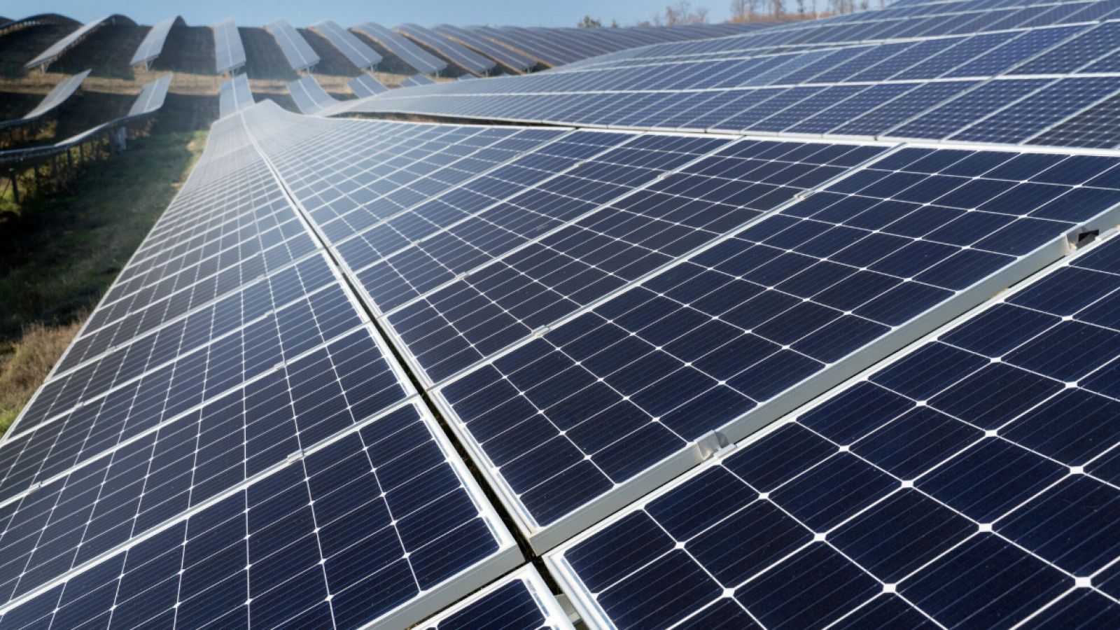 Menggali Potensi Energi Surya di Indonesia: Inovasi dan Tantangannya