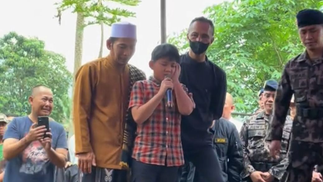 Anak Ini Tuai Pujian Usai Kumandangkan Adzan di Makam Ayah yang Jadi Korban Pesawat ATR 42-500