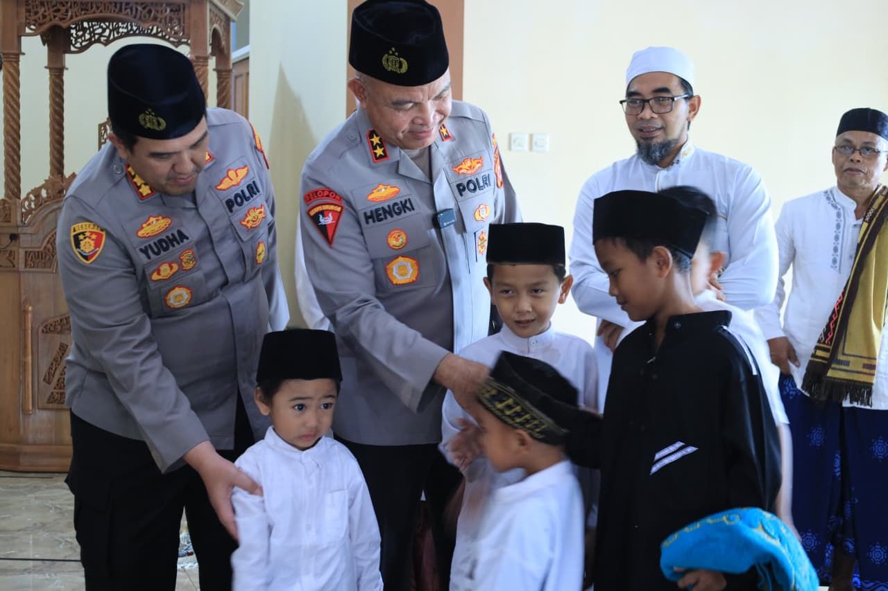 Rutin Jumat Keliling Kapolda Banten Ajak Jamaah Jaga Kamtibmas Lewat Kegiatan Ibadah