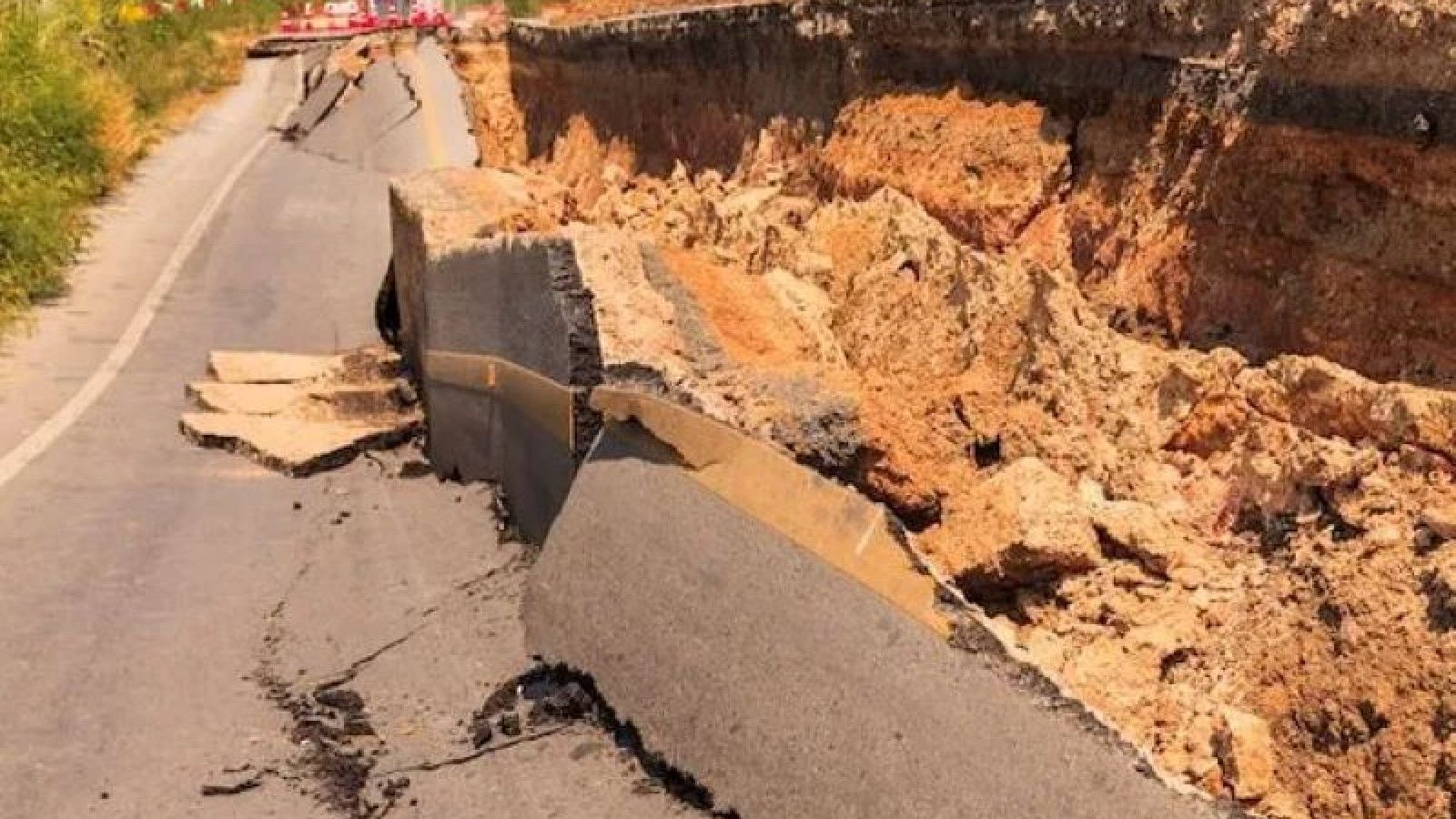 Bencana Longsor Melanda Cisarua, Puluhan Rumah Tertimbun