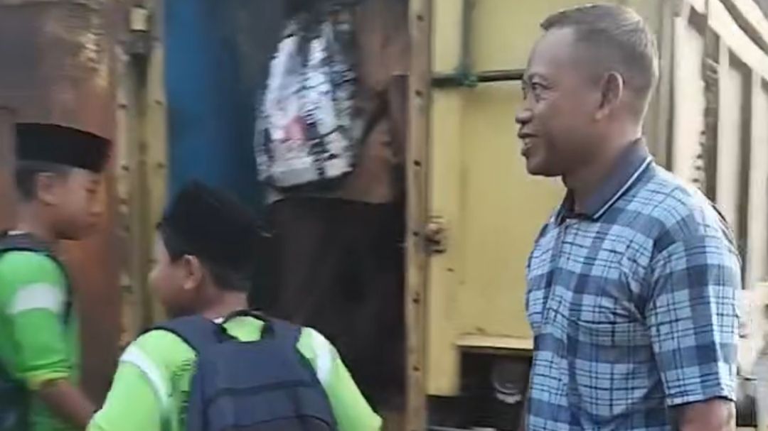 Salut! Bapak Ini Rela Modifikasi Truknya demi Antar Anak-Anak ke Sekolah