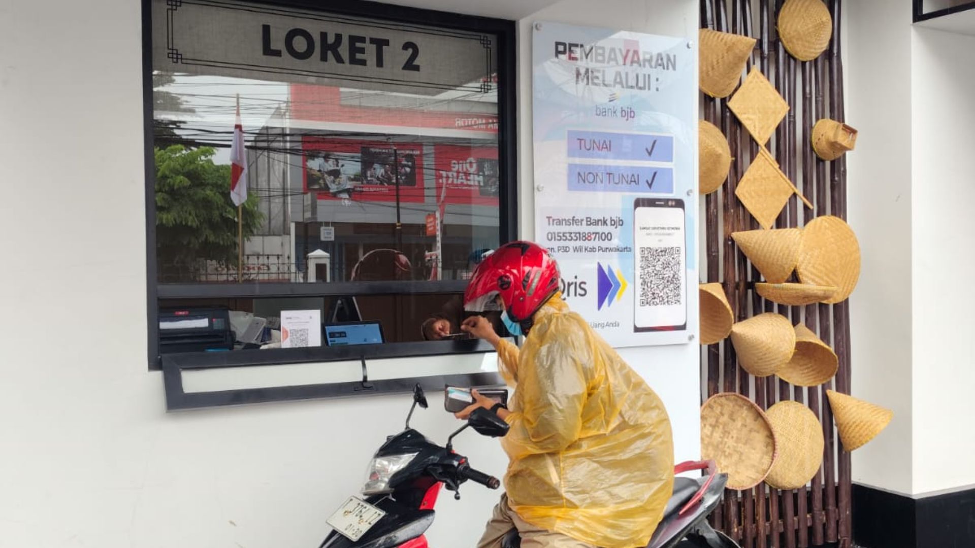 Dekatkan Pelayanan, Polantas Menyapa Hadir di Samsat Drive Thru Purwakarta