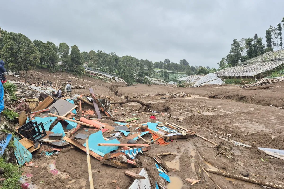 Longsor Disertai Banjir Bandang Terjang Cisarua, 114 Orang Hilang, 7 Meninggal Dunia