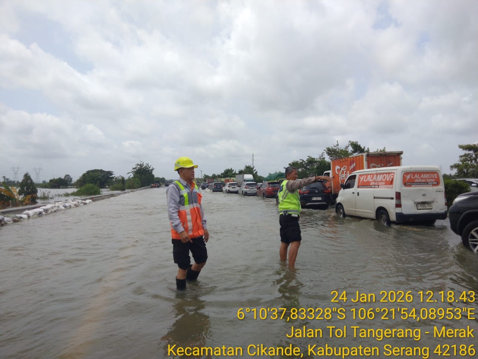 Tol Tangerang - Merak Km 50 Tergenang, Ketinggian Air Mencapai 50 Cm