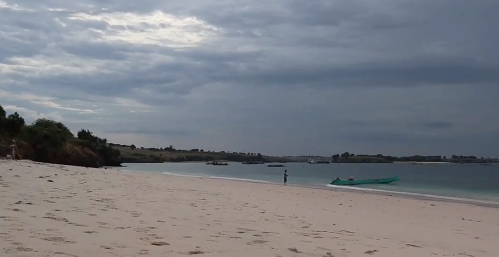 Camping Seru di Pantai Pink Segui Lombok Timur, Hidden Gem dengan Pasir Unik