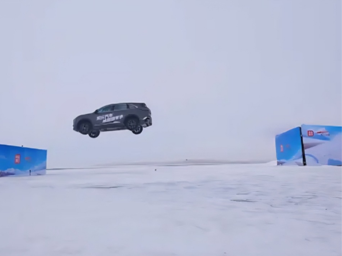Changan CS75 Plus Cetak Rekor Dunia Lompat 20,9 Meter di Landasan Es