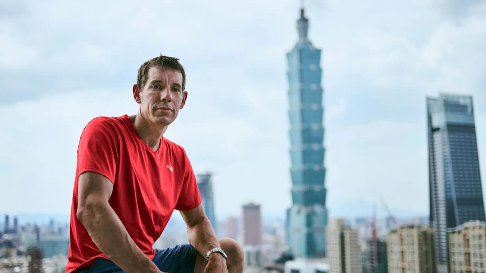 Pendaki Ekstrem Alex Honnold Ciptakan Sejarah di Taipei 101 Tanpa Tali
