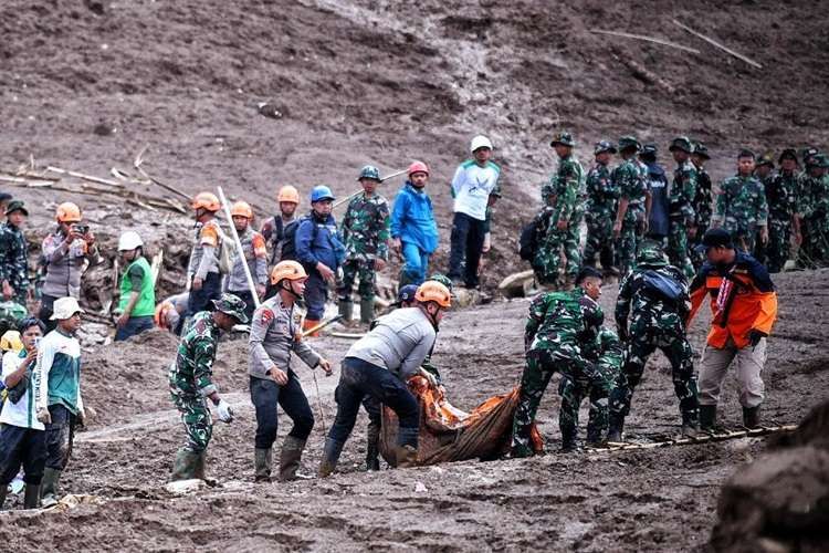 Tim Gabungan Lanjutkan Pencarian Korban Longsor di Bandung Barat