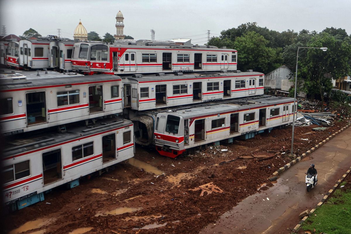 Foto udara sejumlah bangkai gerbong kereta di Dipo, Depok, Jawa Barat, Senin (26 1 2026). - Foto oleh ANTARA FOTO Yulius Satria Wijaya