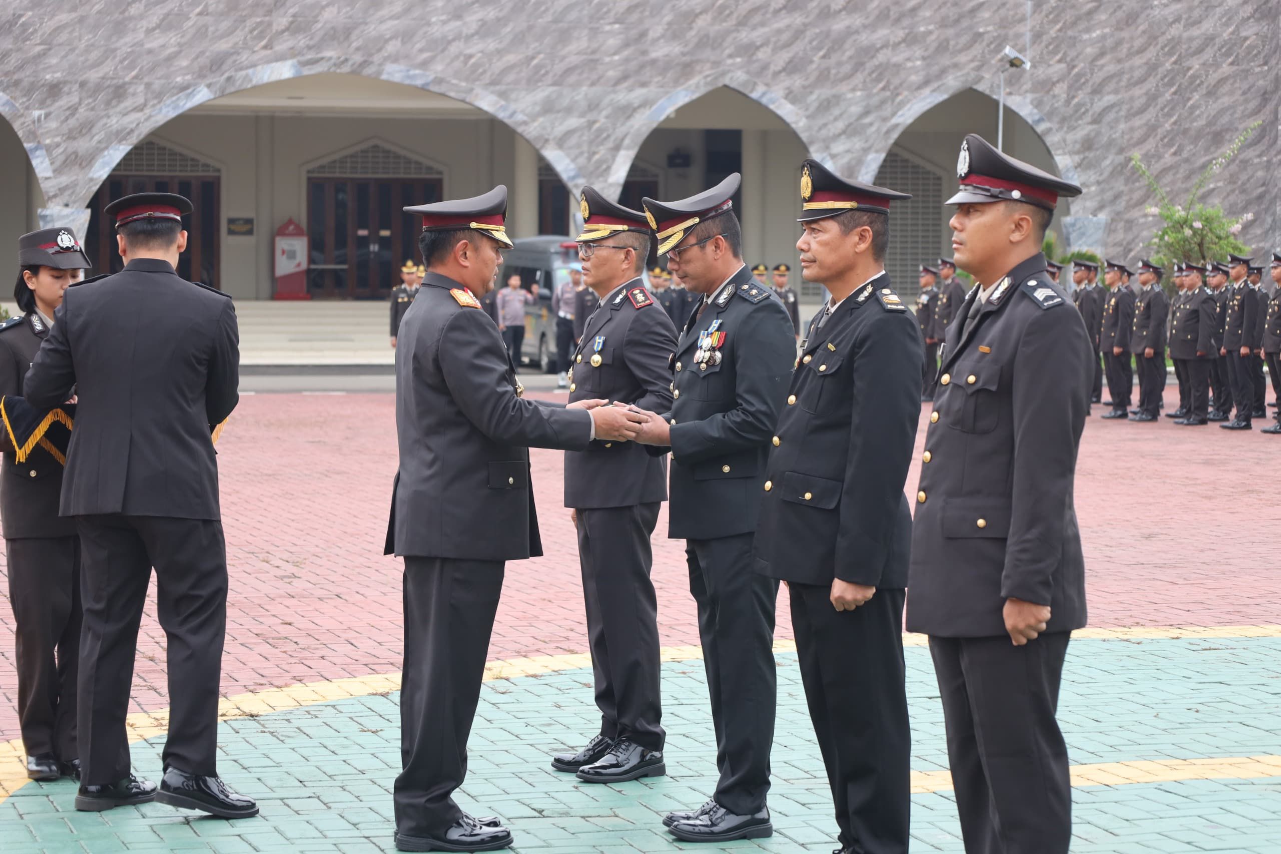 283 Personel Polda Banten Terima Tanda Kehormatan Satyalencana Pengabdian