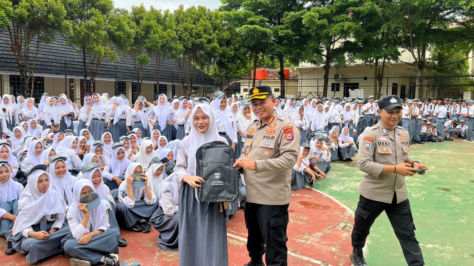 Dirbinmas Polda Banten Jadi Pembina Upacara di SMK 5 Kota Serang.