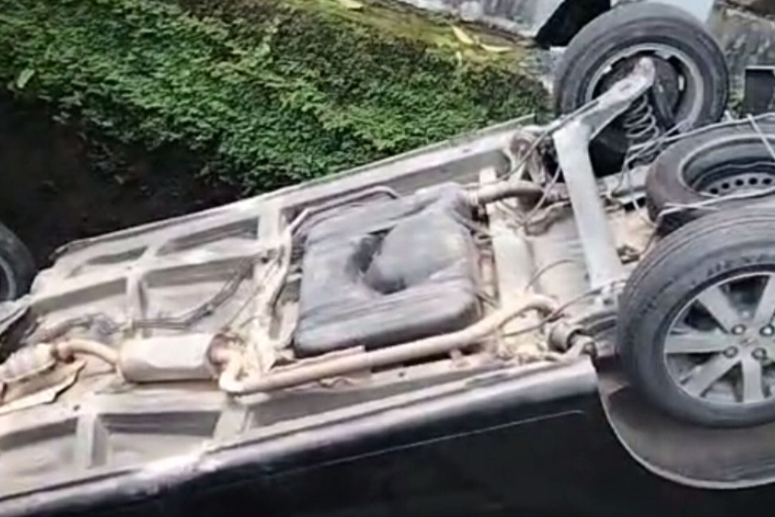 Mobil Terjun ke Selokan hingga Terbalik di Makassar Akibat Sopir Ngantuk
