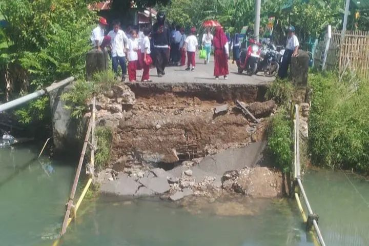 Jembatan Penghubung Desa di Pangkep Roboh usai Dilalui Truk, Warga Terpaksa Memutar 4 Kilometer