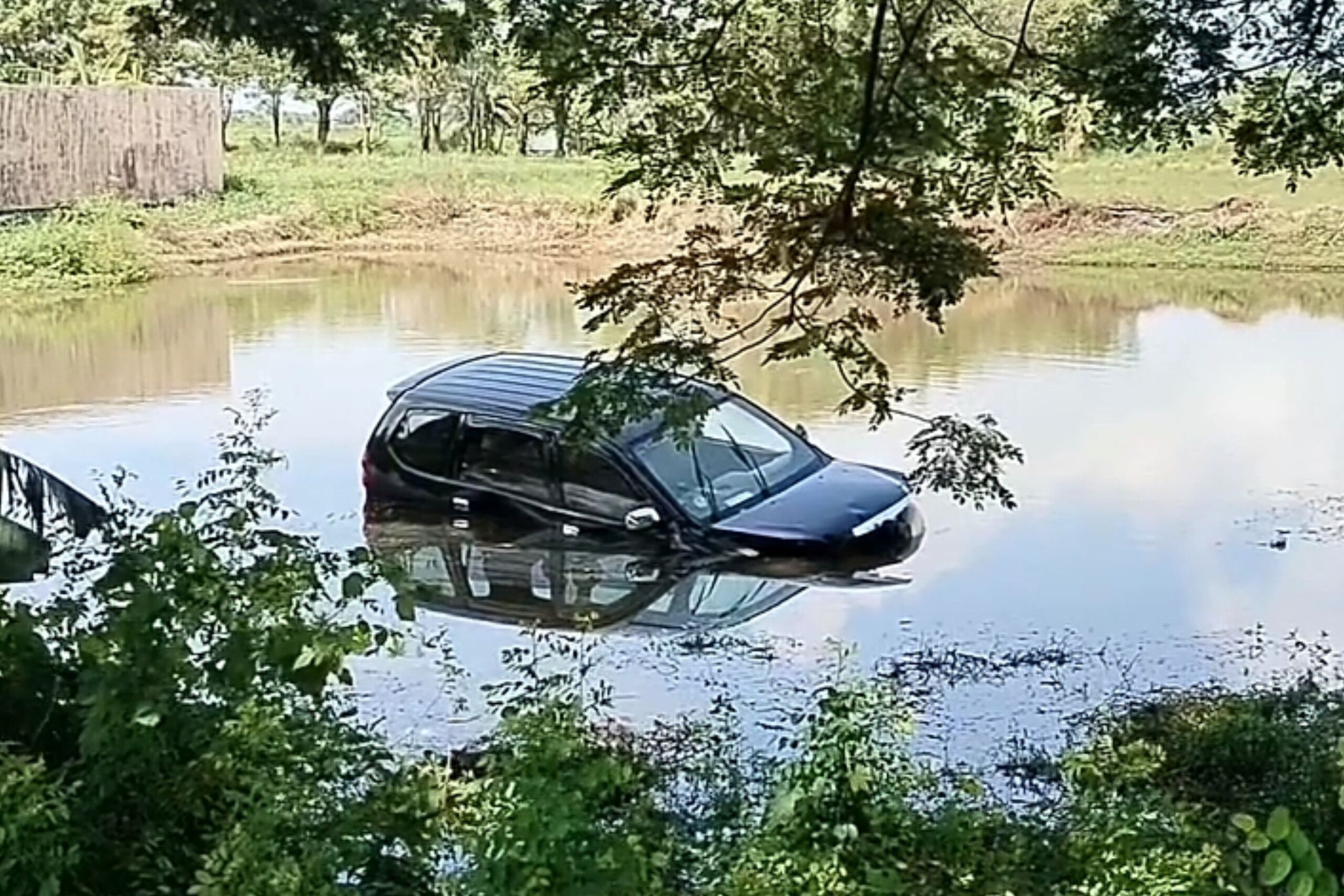 Sopir Ngantuk Saat Mengemudi, Mobil Terjun ke Empang di Pangkep