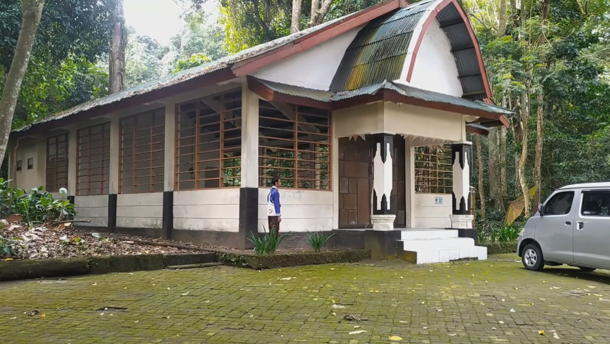 Taman Wisata Suranadi Lombok Barat, Surga Camping Asri di Tengah Hutan