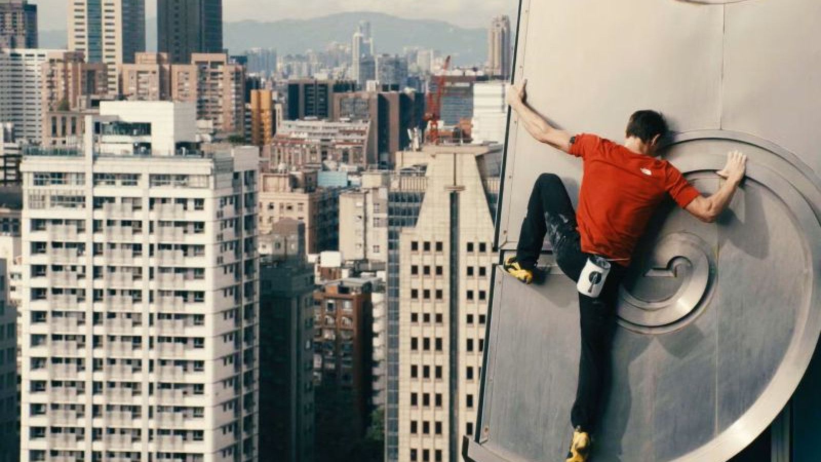 Alex Honnold Soroti Kompensasi Rendah untuk Dokumenter Taipei 101 Climb
