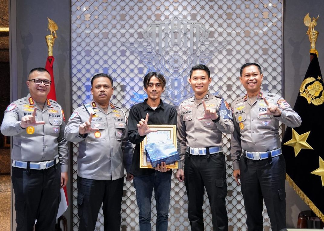 Aksi Heroik Aan si Sopir Truk di Jalan Tol Berujung Manis Dapat Penghargaan dari Korlantas Polri
