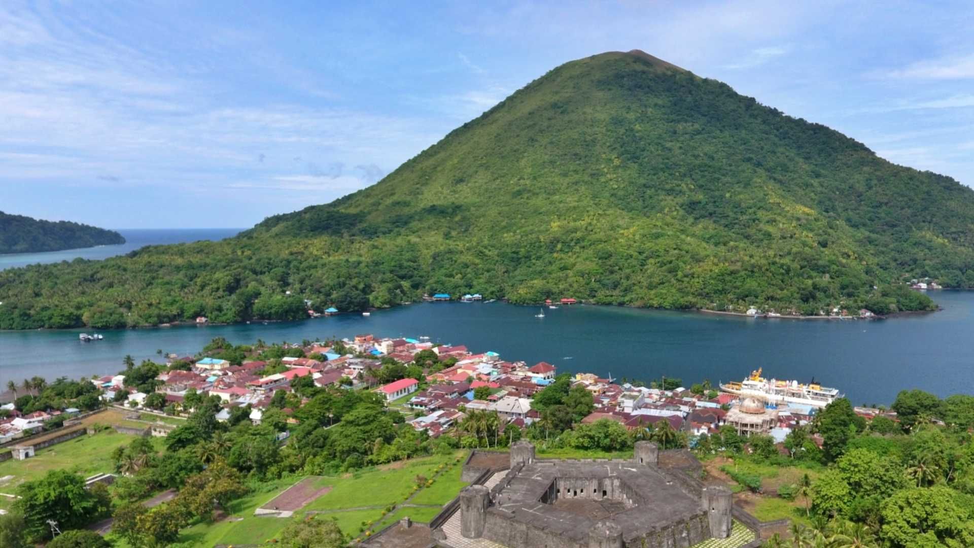 Gunung Api Banda, Pulau Vulkanik Eksotis di Maluku yang Bikin Kamu Terpukau