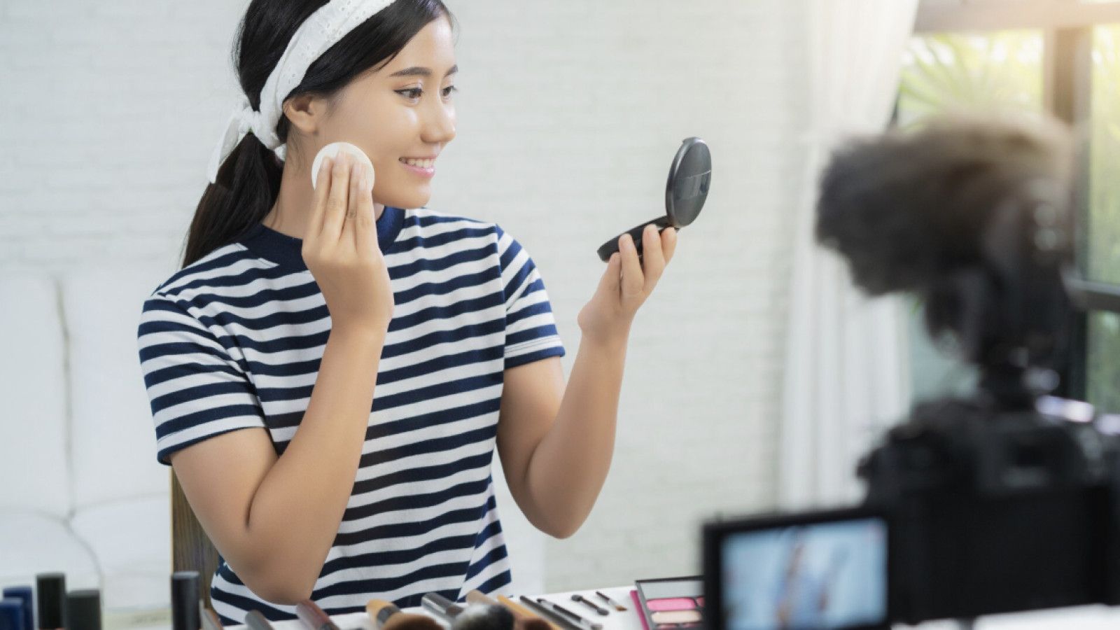 Dampak Media Sosial Terhadap Tren Make Up dan Identitas Diri