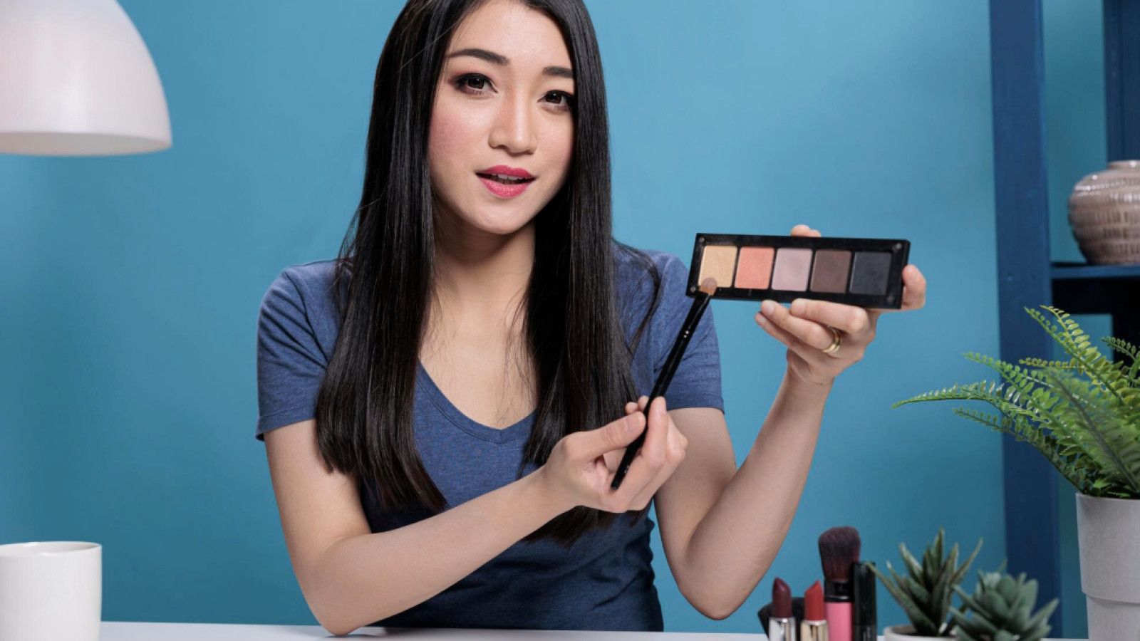 Cara Make Up untuk Tampilan Wajah Segar dan Cerah