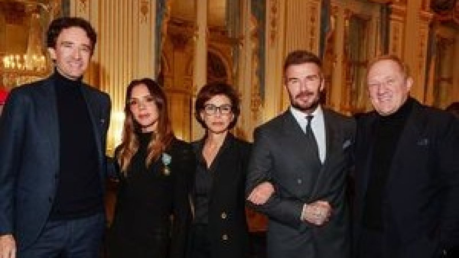 Keluarga Beckham Kenakan Busana Hitam Serasi di Acara Penghargaan di Paris
