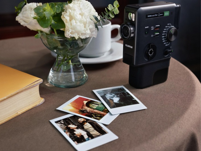 Fujifilm Rilis Instax Mini Evo Cinema, Kamera Instan Rasa Film Jadul