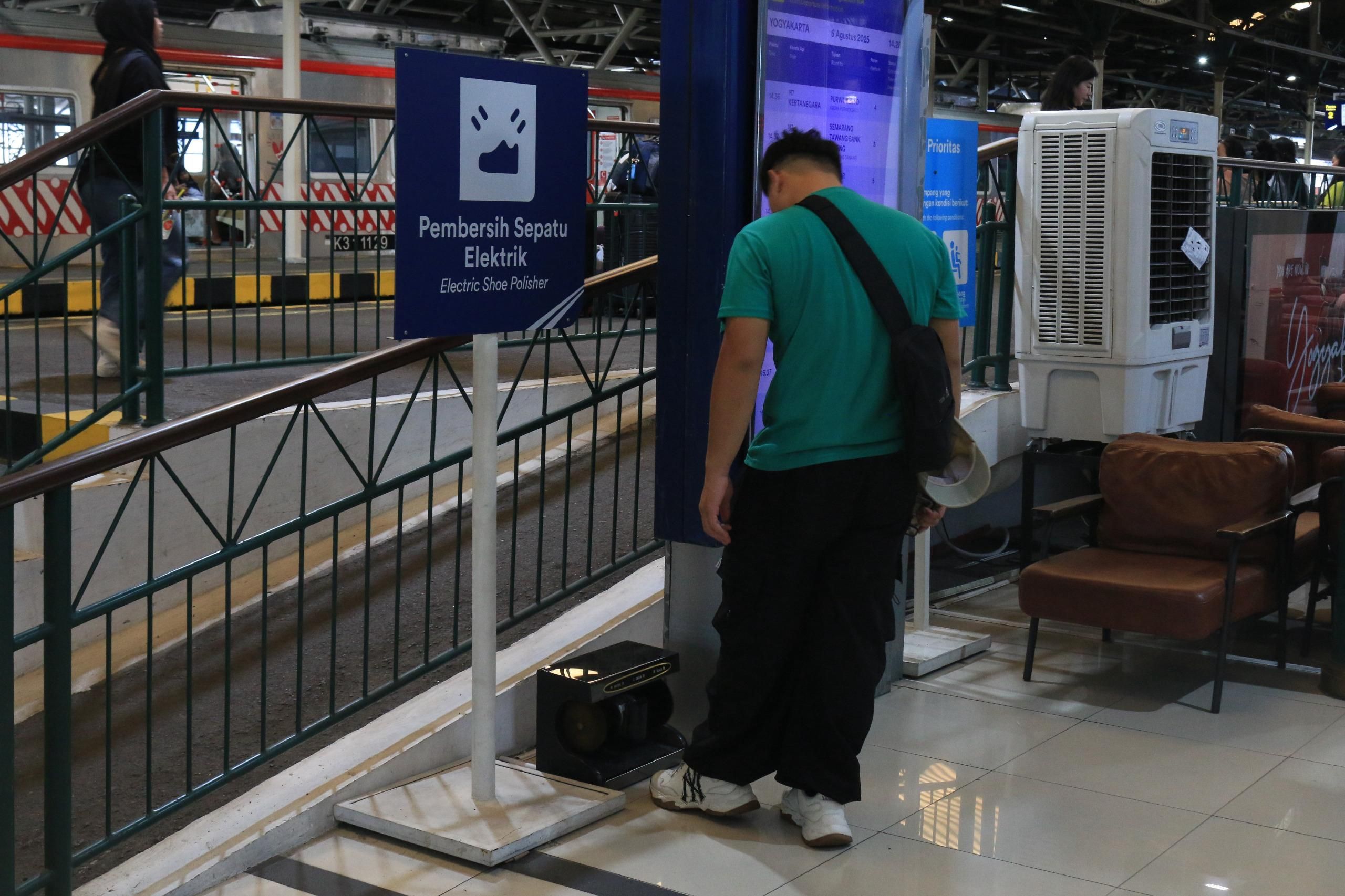 Tak Khawatir Basah Kena Hujan, KAI Daop 6 Jogja Sediakan Mesin Pengering Payung dan Pembersih Sepatu