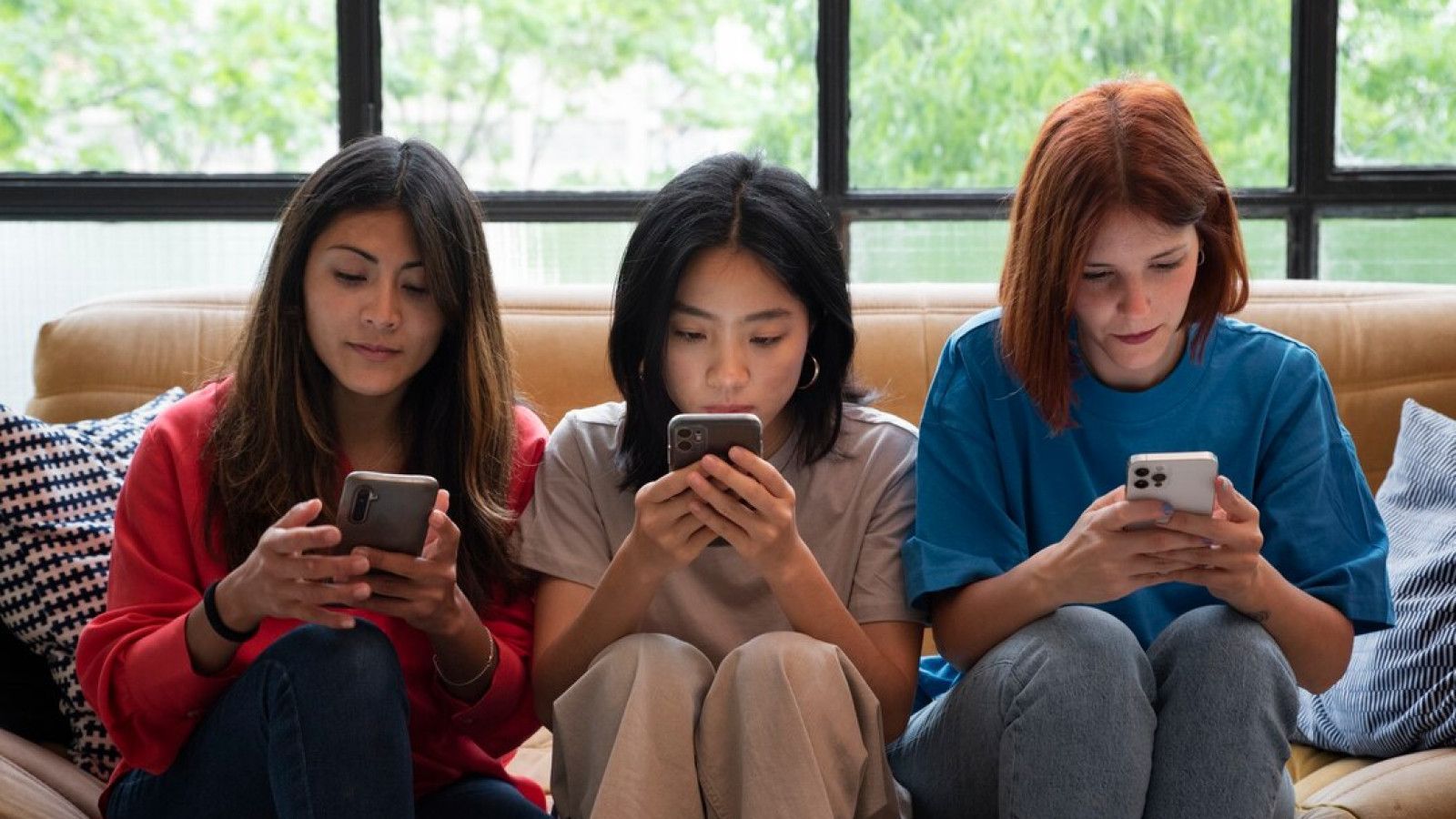 Menggali Kecemasan di Balik Media Sosial: FOMO yang Mencengangkan