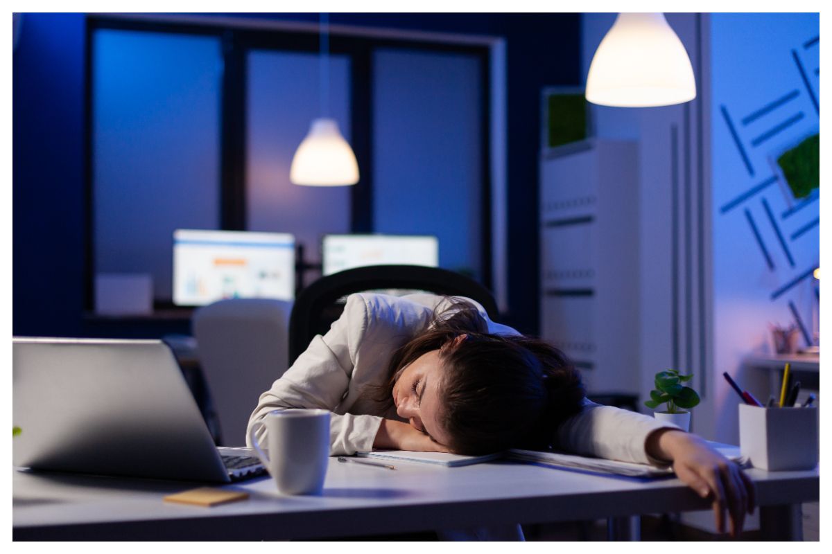 7 Penyakit Akibat Overwork yang Diam-diam Bikin Tubuh Kamu Lemah, Hati-hati Ya!