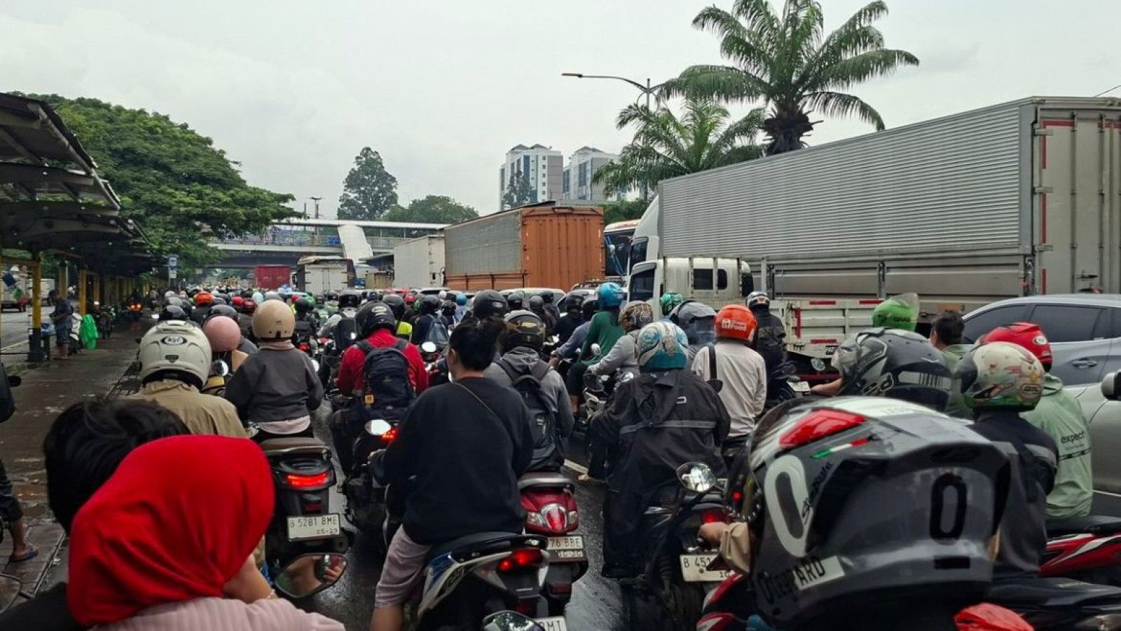 Banjir Menggenangi Jalan Daan Mogot, Antrean Kendaraan Mengular Panjang