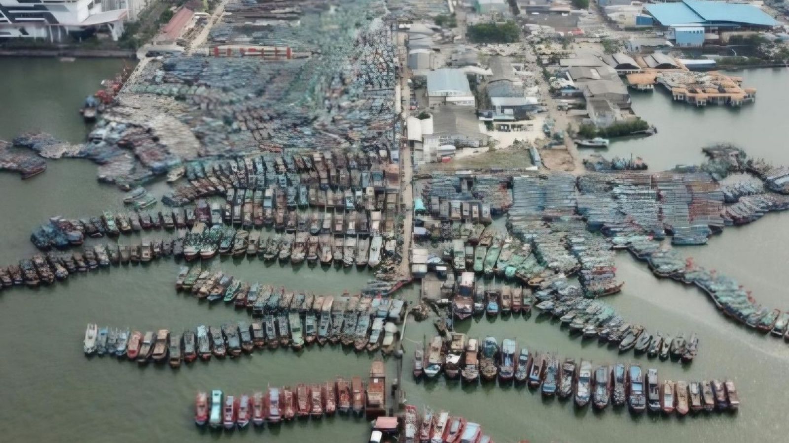 Kapal Terjebak: Mengapa Muara Angke Penuh Sesak?