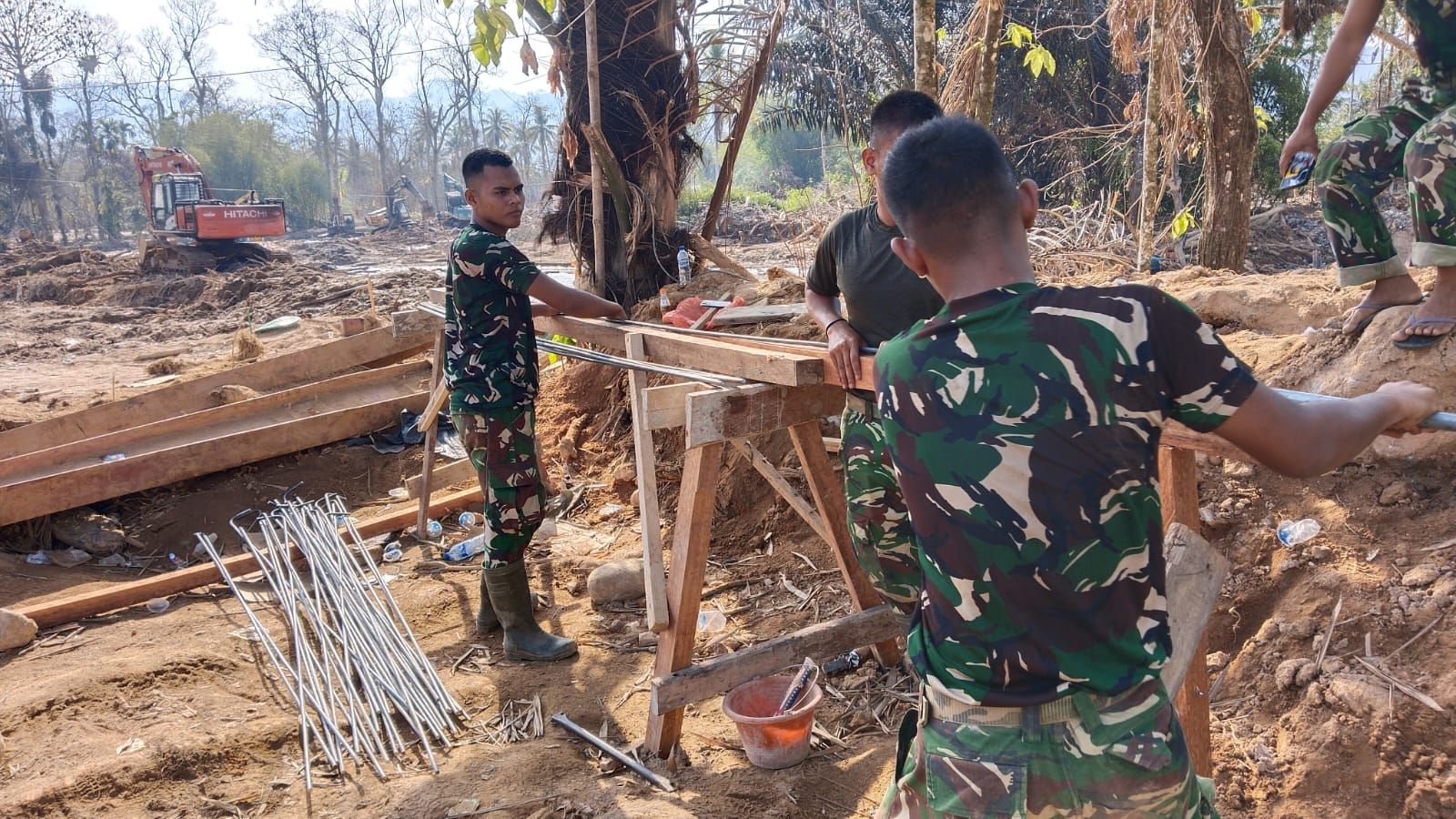 Kerja Tanpa Henti, Prajurit TNI Bangun Puluhan Jembatan untuk Pulihkan Sumut