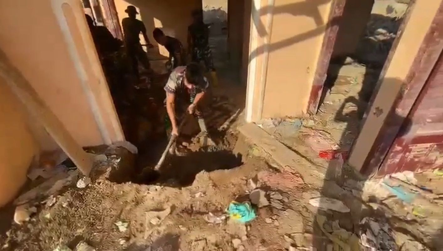 Bersihkan Rumah Warga di Sumut, Sekop dan Cangkul Jadi Andalan Prajurit TNI di Lokasi Bencana