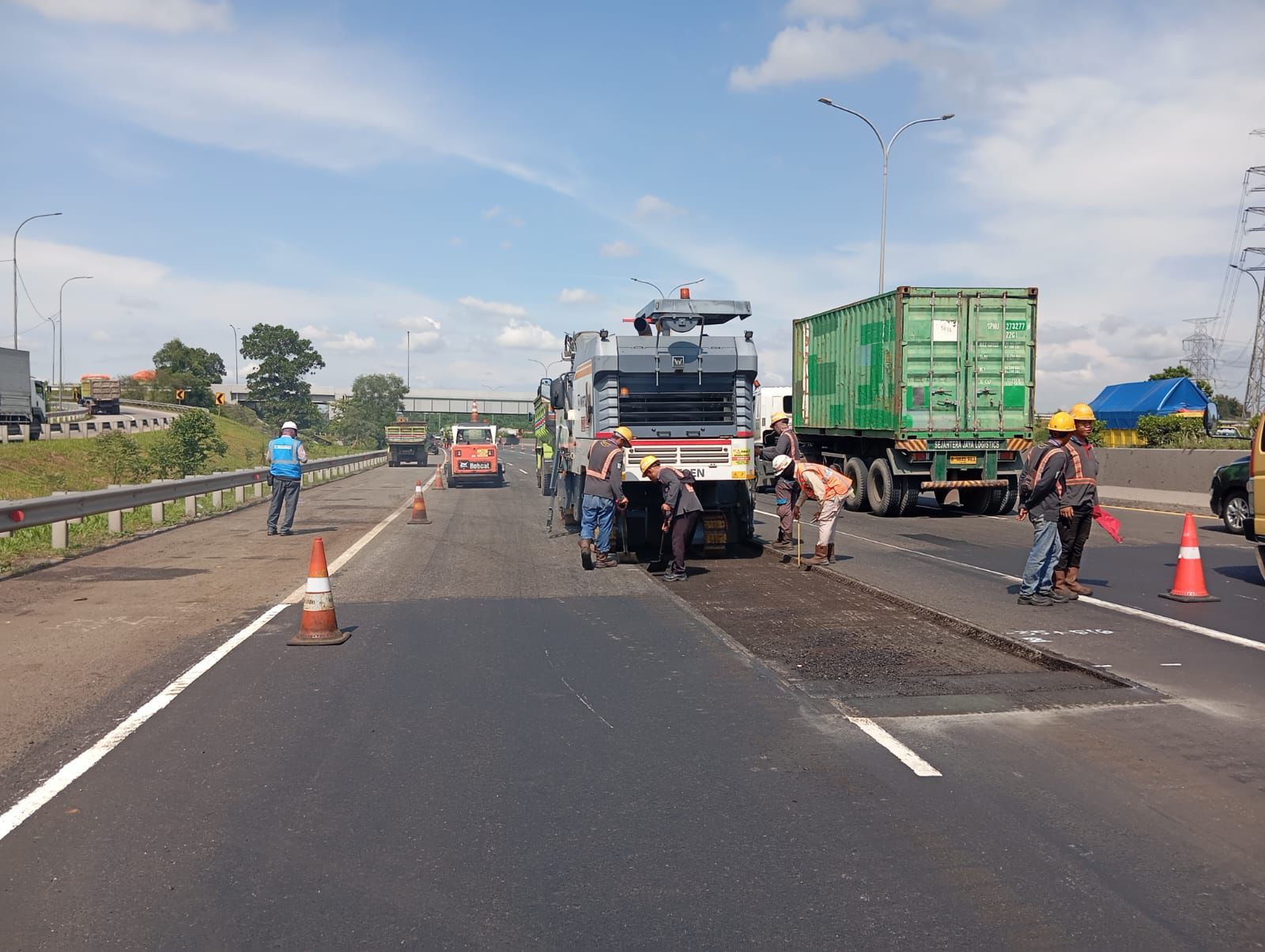 Paska Banjir ASTRA Tol Tamer Percepat Penambalan Jalan Berlobang