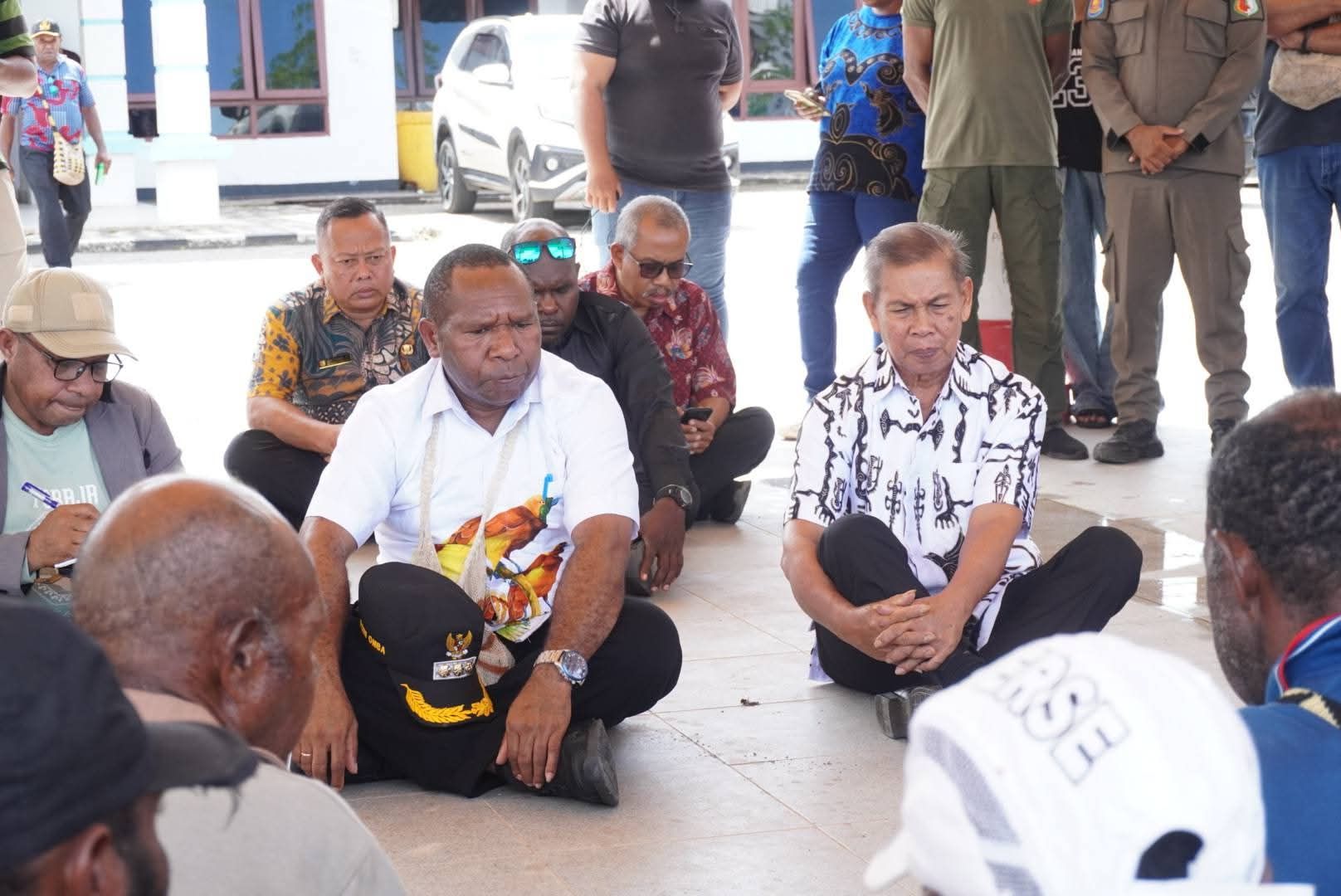 Di Tengah Duka Mendalam, Bupati dan Wakil Bupati Boven Digoel Sambut Kehadiran Masyarakat Lapago untuk Mengenang Sekda