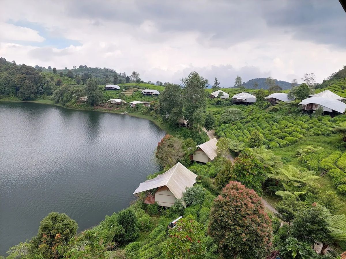 Kepo dengan Sensasi Bermalam di Tepi Danau? Simak Panduan Lengkap Glamping Lakeside Rancabali!