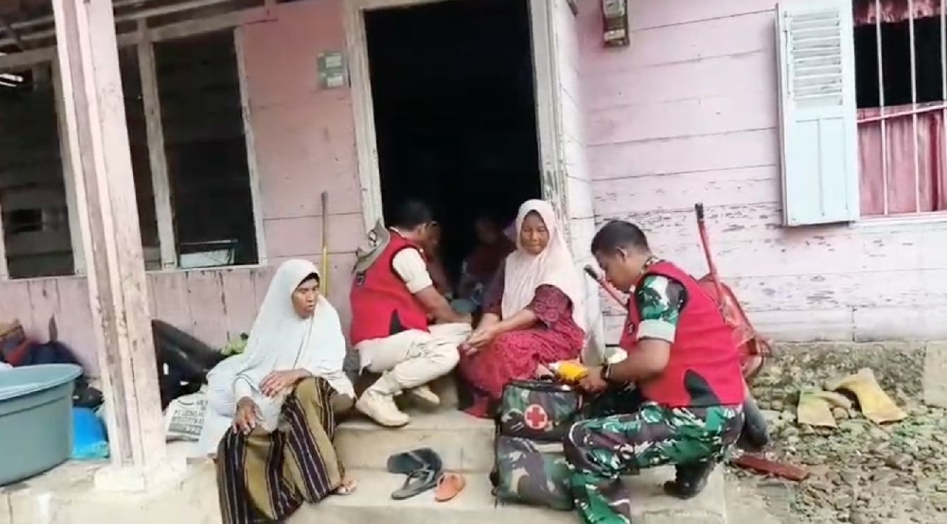 Dari Desa ke Desa, Layanan Kesehatan TNI-Polri Keliling Obati Warga Terdampak Bencana Sumatra